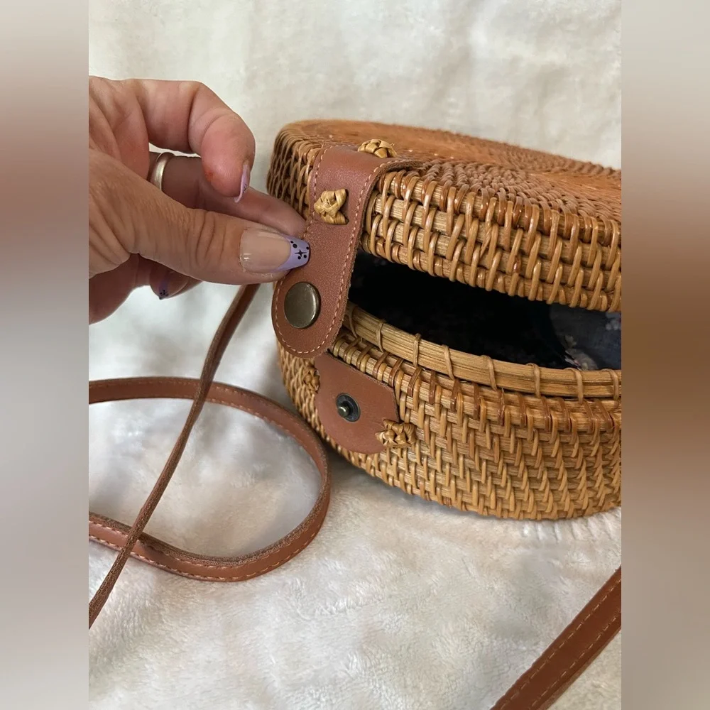 Summer handwoven Rattan circle purse crossbody boho fun and super cute beach - Picture 8 of 13